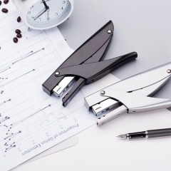 得力（deli） 0346 金属耐用手握式订书机 颜色随机