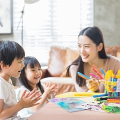 得力(deli)18色桶装学生水溶性旋转油画棒 儿童可水洗蜡笔绘画笔炫彩棒72055